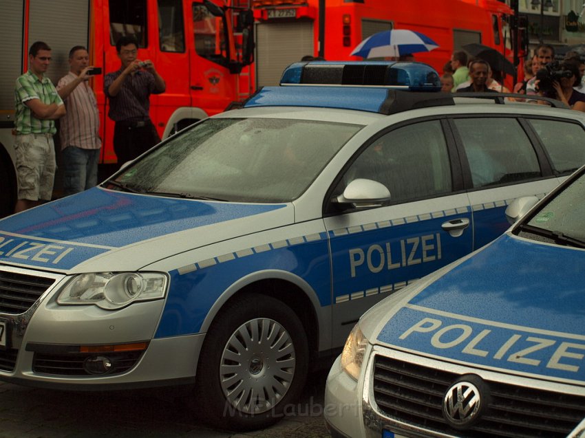 2 Denkmalkletterer hielten Feuerwehr und Polizei in Trapp Koeln Heumarkt P213.JPG